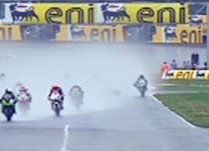 La sequenza del dramma al primo giro del GP di Supersport al Moscow Raceway. Ipp